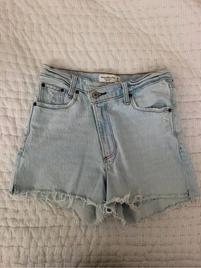 Abercrombie & Fitch Light Wash Denim Frayed Hem Women's Shorts
